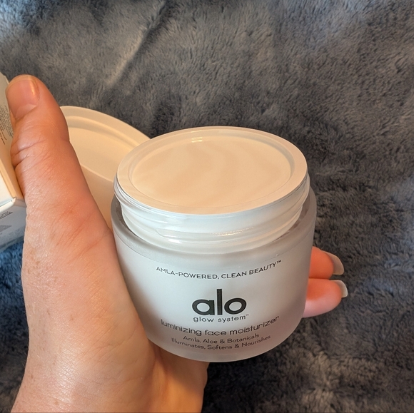Alo glow system luminizing face moisturizer 2.0 fl.oz 60mL - Picture 8 of 8